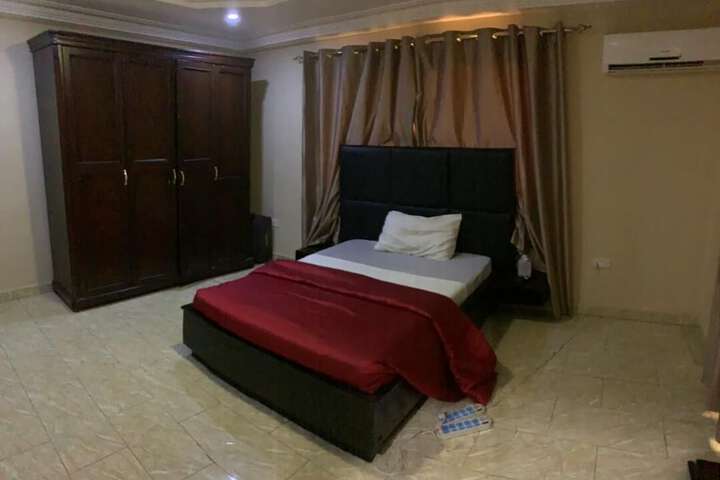 Room 6 of 16