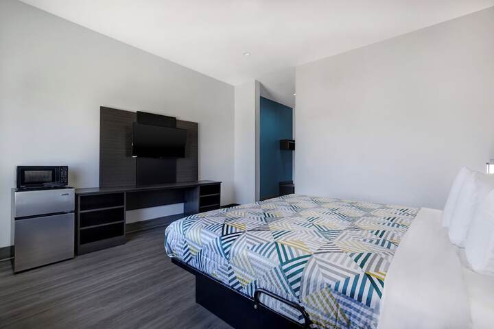 1 King Bed Hearing Accessible (8 of 10)
