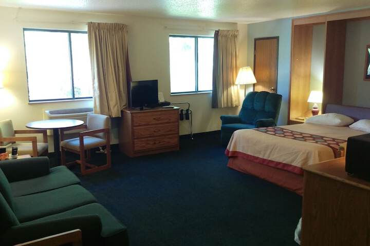 1 Queen Bed Accessible Room (25 of 25)