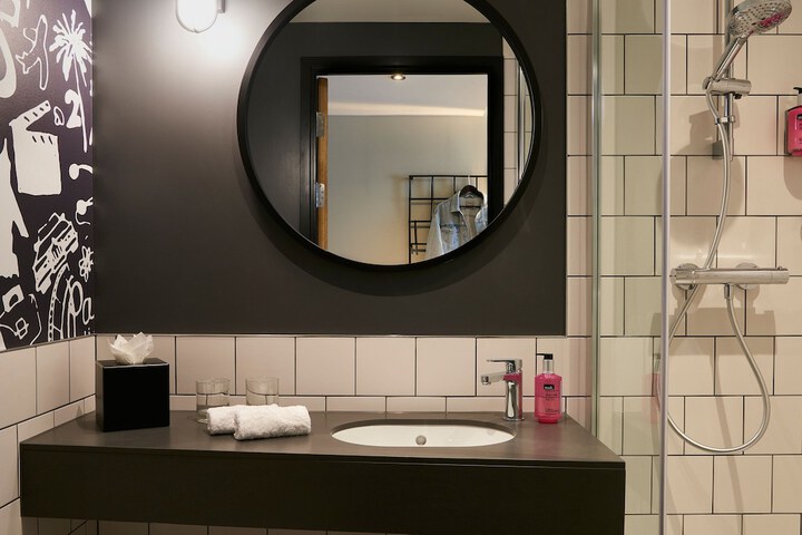 Room 16 of 40