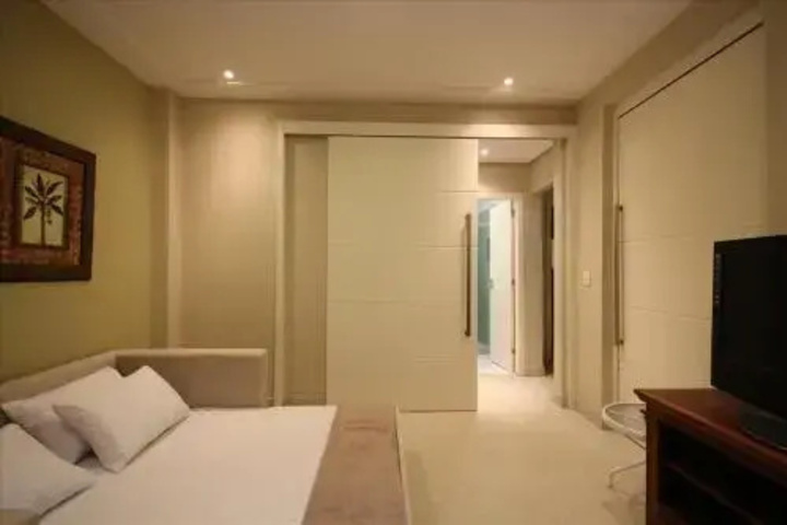Room 4 of 12