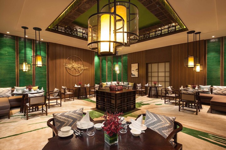 Dining 33 of 46