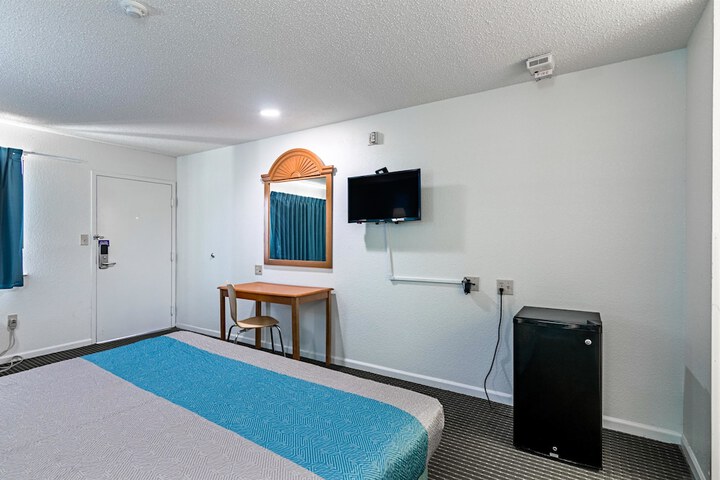 1 King Bed Micfridge (4 of 14)