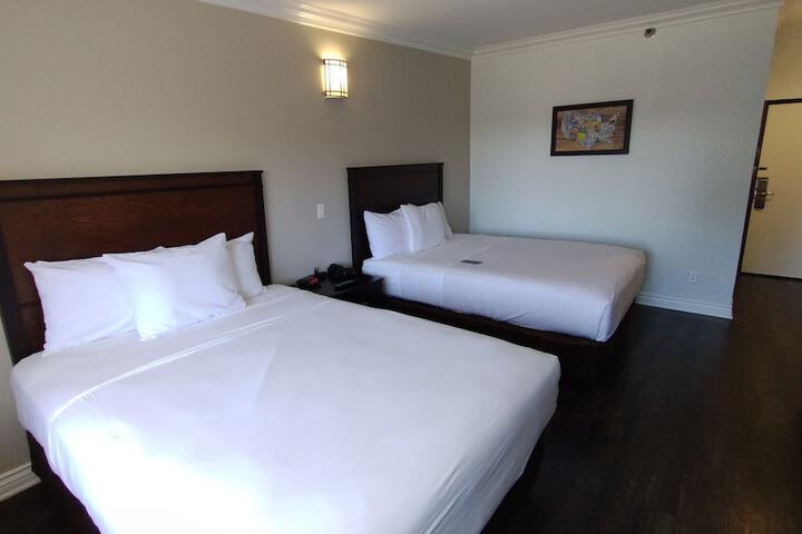 2 Queen Beds (3 of 10)