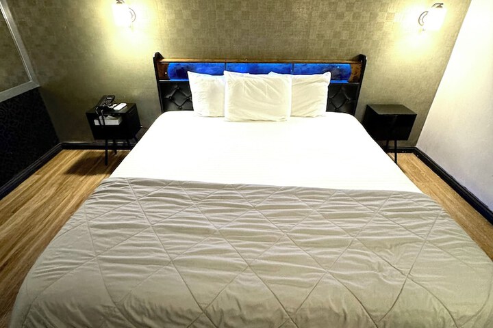 Deluxe King Room (5 of 7)