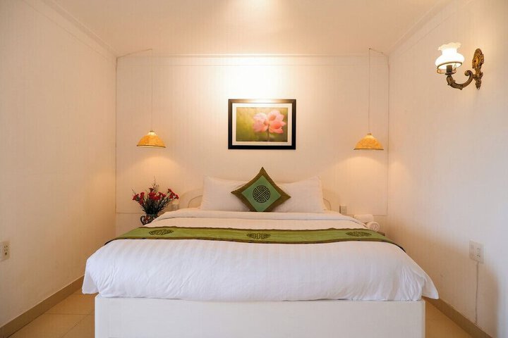 Room 5 of 9