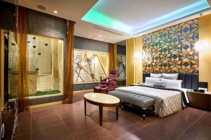 Room 6 of 34