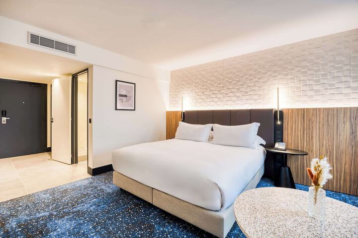 Room 26 of 153