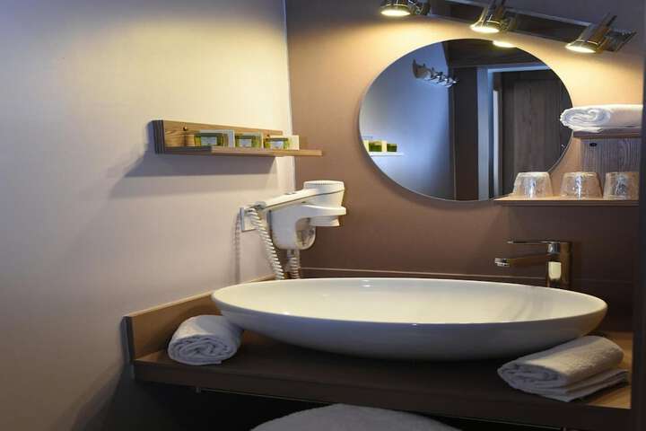 Room 16 of 42