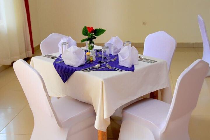 Dining 32 of 60