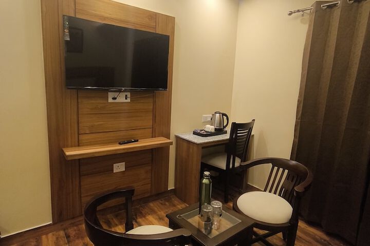 Room 2 of 10