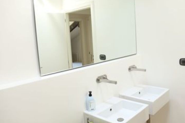 Room 4 of 10