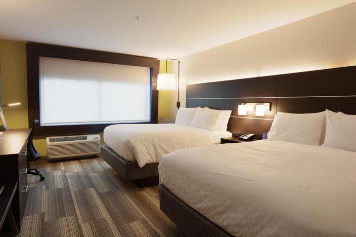 2 Queen Beds Accessible (2 of 8)