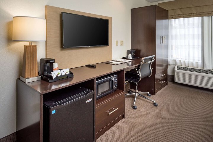 1 Queen Bed Accessible (12 of 13)