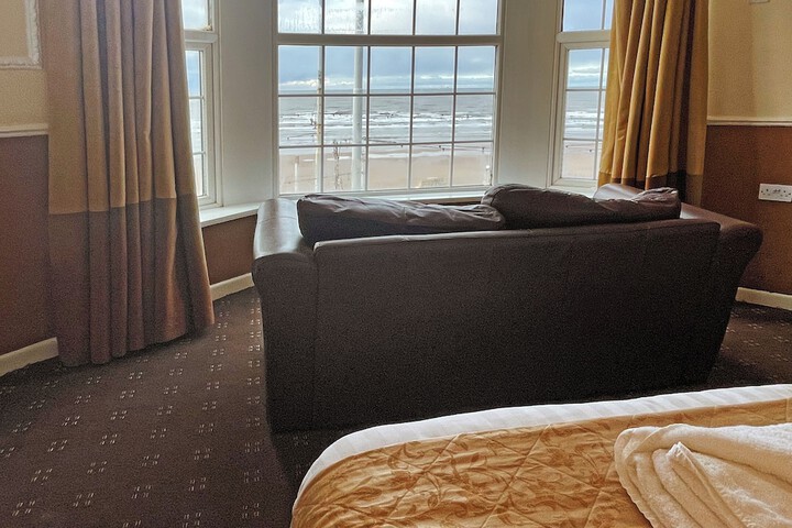 Room 32 of 76