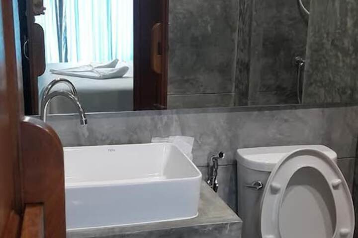 Room 10 of 14