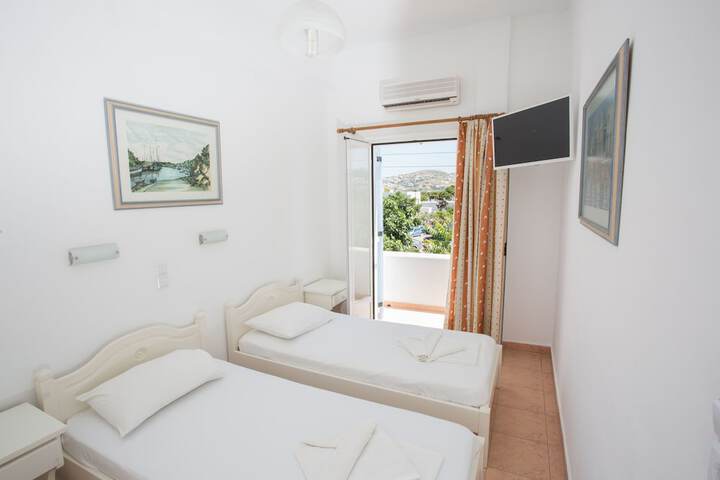 Room 6 of 18