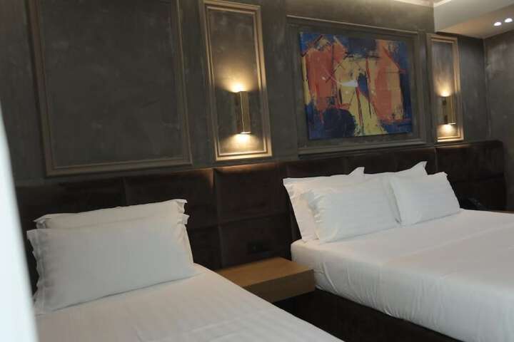 Room 11 of 33