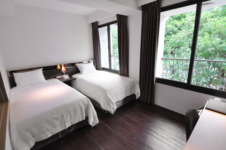 Room 32 of 77