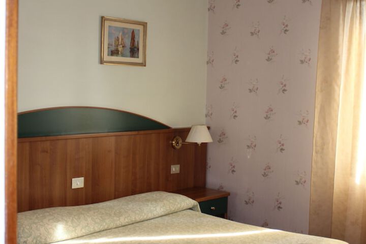Room 7 of 32