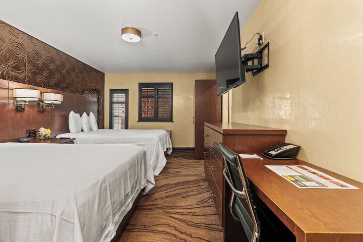 2 Queen Beds (16 of 38)
