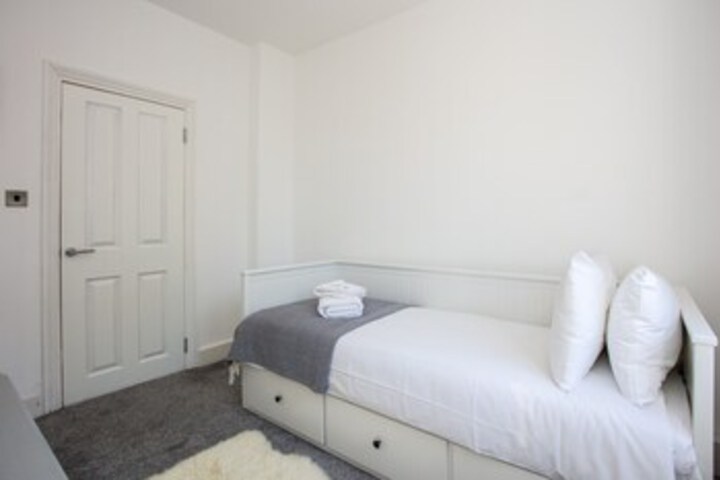 Room 14 of 25