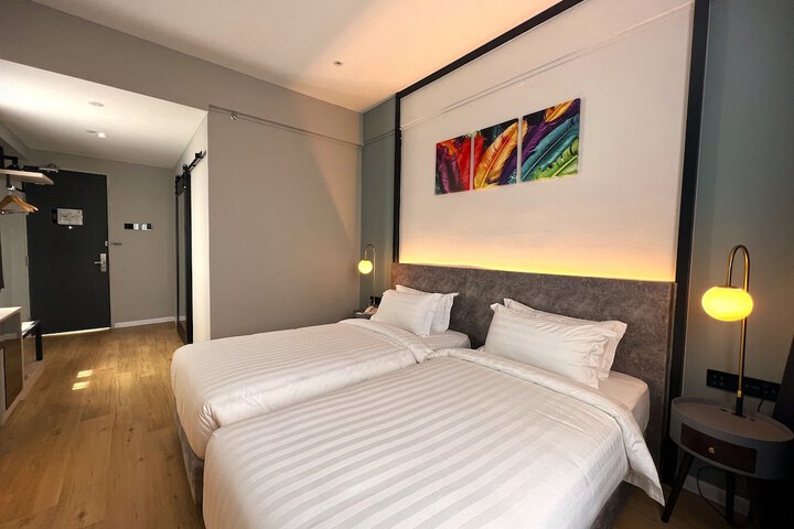 Room 21 of 34