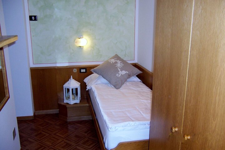 Room 3 of 53