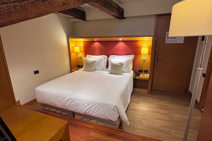 Room 174 of 290