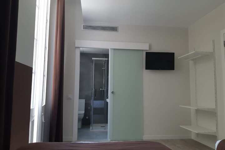 Room 27 of 34