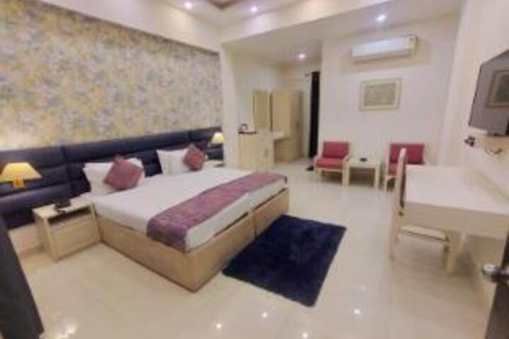 Room 12 of 13