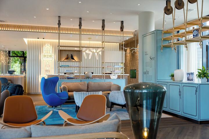 Lounge 18 of 25