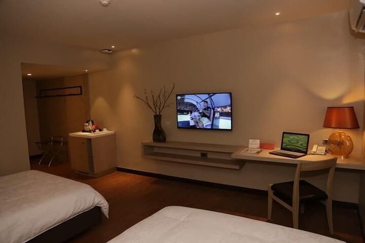 Room 6 of 19