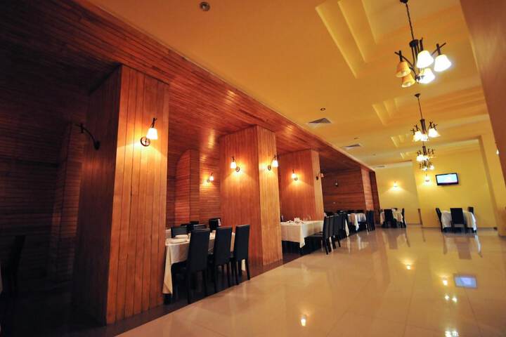 Dining 47 of 58