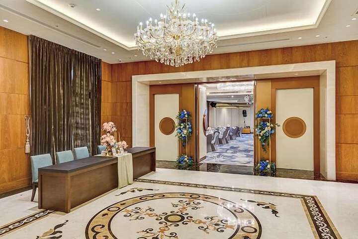 Ballroom/Hall 62 of 92