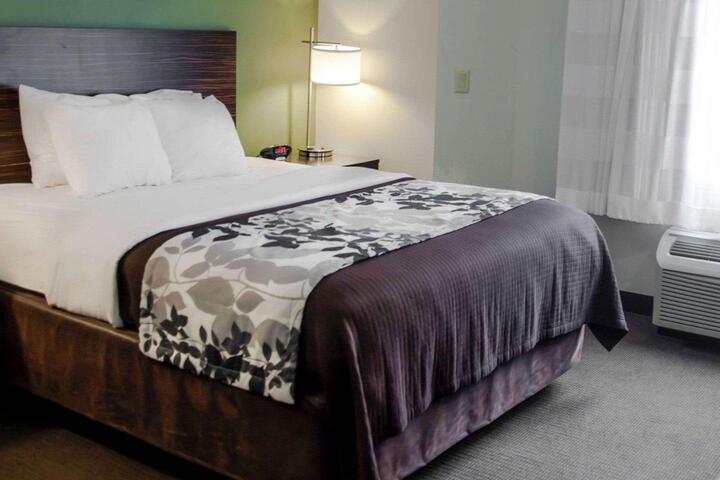 1 Queen Bed (14 of 17)