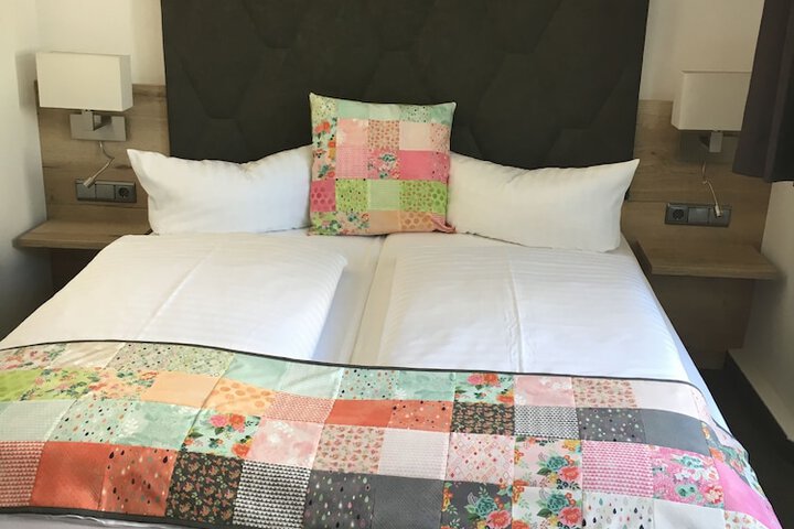 Room 6 of 28