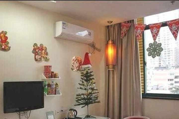 Room 4 of 10