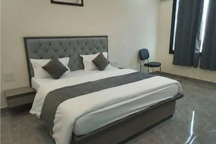 Room 7 of 18