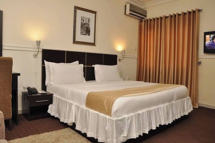 Room 3 of 32