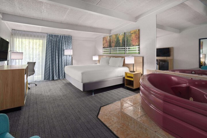 1 King Bed (5 of 5)