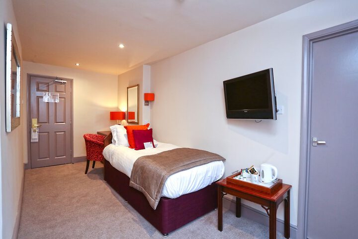 Room 6 of 93