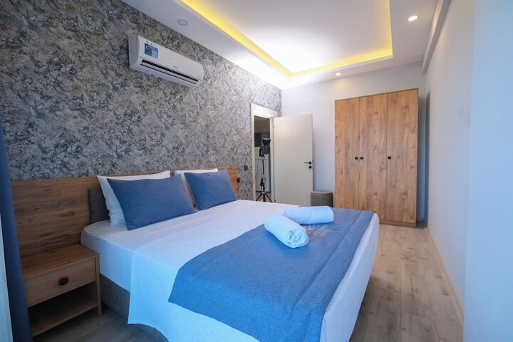 Room 12 of 33