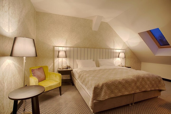 Room 8 of 74