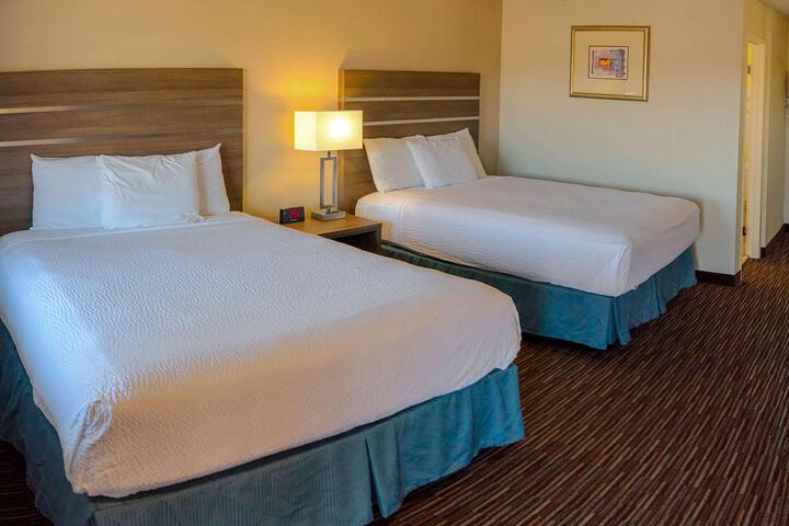 2 Queen Beds (8 of 14)