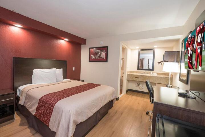 1 King Bed (3 of 7)