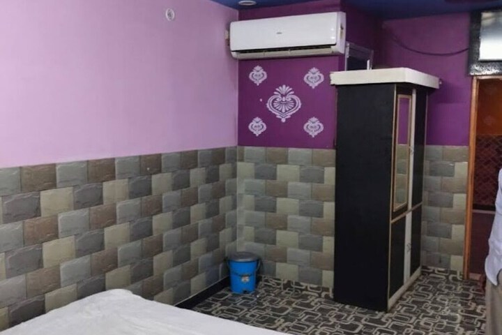 Room 8 of 12