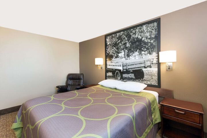 Room 4 of 16