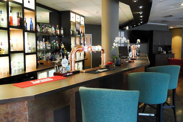Lounge 43 of 57