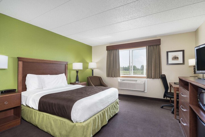 1 Queen Bed Accessible Room (2 of 15)